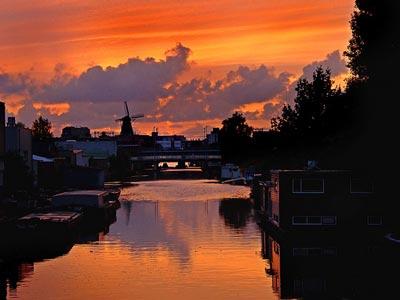  - Che cosa significa invece vivere ad Amsterdam? È la città dei canali, dei parchi e dei musei