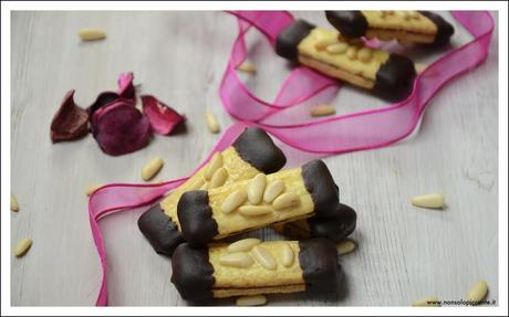 Biscotti baciati con pinoli e cioccolato