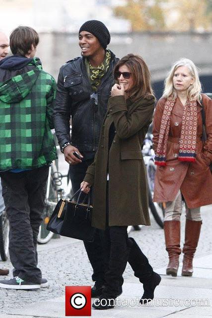 Elisabetta Canalis e Mehcad Brooks stanno vicino al museo di Berlino