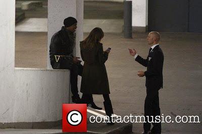 Elisabetta Canalis e Mehcad Brooks stanno vicino al museo di Berlino