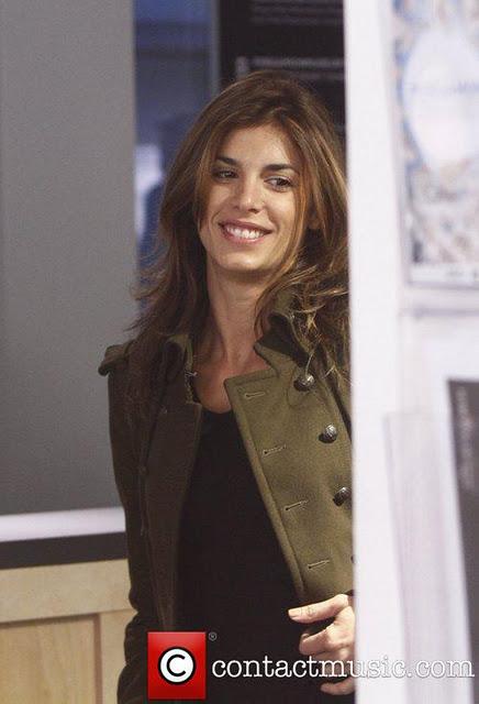 Elisabetta Canalis e Mehcad Brooks stanno vicino al museo di Berlino