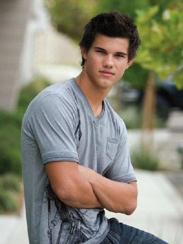 TUTTI I TAGLI DI CAPELLI E I LOOK DI TAYLOR LAUTNER :  IL DIVO DI BREAKING DAWN 2