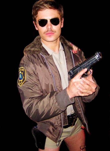 Zac Efron per Halloween è un poliziotto con doppio pistolotto