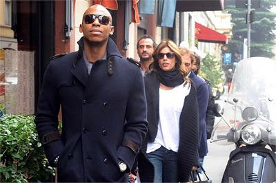 Elisabetta Canalis e Mehcad Brooks si accoppiano e shoppano a Milano