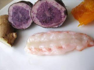Chicche di patate viola con scampi in camicia su crema di zucca al profumo di zenzero