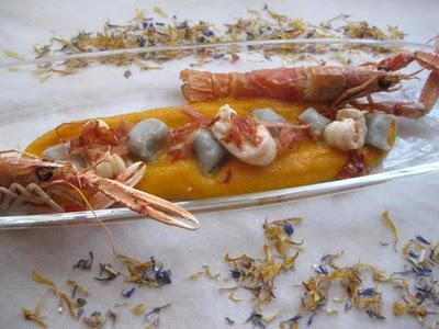 Chicche di patate viola con scampi in camicia su crema di zucca al profumo di zenzero