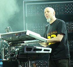 http://upload.wikimedia.org/wikipedia/commons/thumb/e/ea/Jordan_Rudess2_%28H.I%29.jpg/250px-Jordan_Rudess2_%28H.I%29.jpg