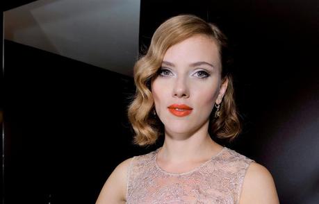 Scarlett Johansson con un look di D&G; Make Up | GET THE LOOK