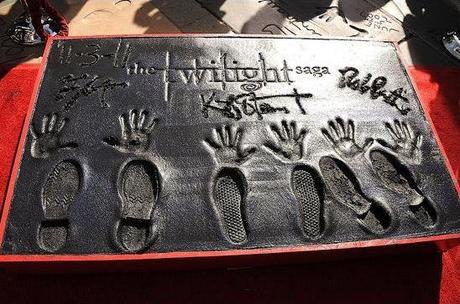 Robert Pattinson, Kristen Stewart e Taylor Lautner lasciano le impronte sul cemento del Grauman’s Chinese Theater (video)