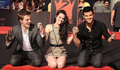 Robert Pattinson, Kristen Stewart e Taylor Lautner lasciano le impronte sul cemento del Grauman’s Chinese Theater (video)