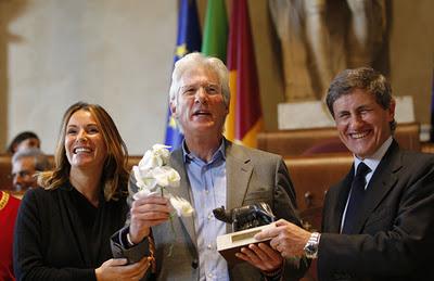 Richard Gere riceve Lupa e Marc'Aurelio e bacia Debra Winger dopo un trentennio