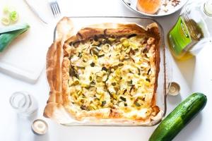 Torta salata con zucchine al curry, porro, emmental e mozzarella