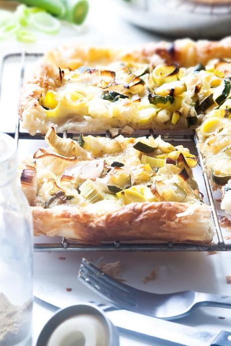 Torta salata con zucchine al curry, porro, emmental e mozzarella