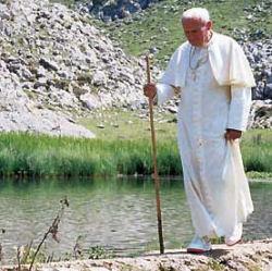 Fashion Vaticano: l'estetica del vestire tra mondanità e spiritualità Fashion Vaticano: l'estetica del vestire tra mondanità e spiritualità
