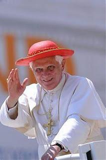 Fashion Vaticano: l'estetica del vestire tra mondanità e spiritualità Fashion Vaticano: l'estetica del vestire tra mondanità e spiritualità