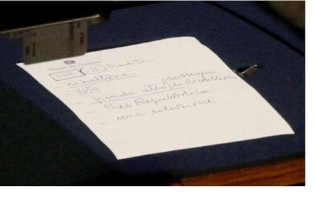 Pdl-Lega sconfitti in Aula.Ecco cosa Berlusconi ha scritto su un foglio Pdl-Lega sconfitti in Aula.Ecco cosa Berlusconi ha scritto su un foglio
