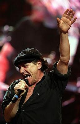 Brian Johnson salta il book-tour per un polso rotto