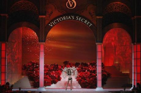 Victoria's Secret Fashion Show 2011 || Video + Backstage || Performance by Nicki Manaj, Kanye West and Maroon 5