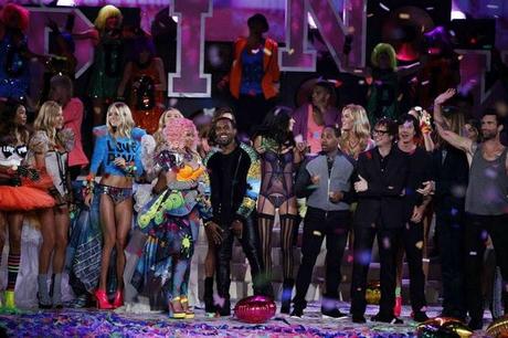 Victoria's Secret Fashion Show 2011 || Video + Backstage || Performance by Nicki Manaj, Kanye West and Maroon 5