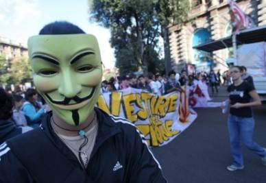 Scontri a Milano tra Studenti e Forze Dell'Ordine. Scontri a Milano tra Studenti e Forze Dell'Ordine.