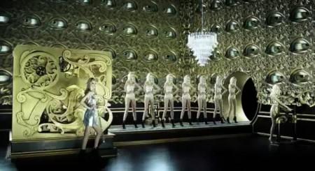 Donatella Versace: Controllo mentale nella nuova pubblicità di H