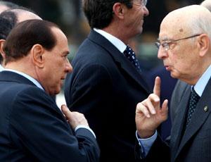 napolitano_berlusconi Le mosse del Cavaliere. Ricompattamento con la Lega e le alternative a Monti: Dini o Alfano