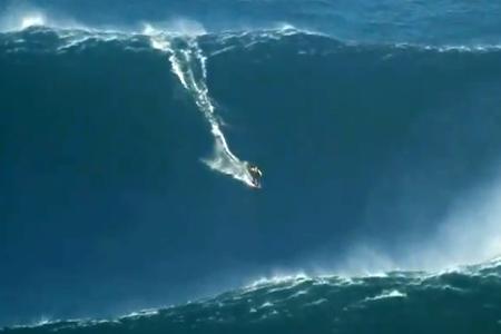 Garrett McNamara SURF Garrett McNamara cavalca onda alta 30metri, il video del surfista dei record che fa il giro del web