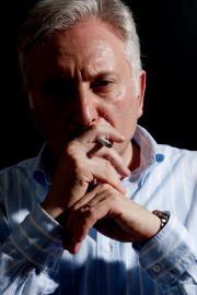 Carlo Mazza Lupi di fronte al mare