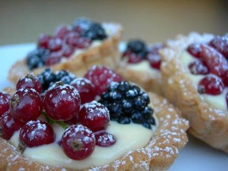 Cestini al cioccolato bianco e frutti del bosco