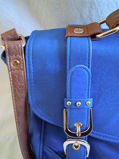 Borsa blu elettrico River Island su Asos