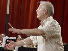 http://upload.wikimedia.org/wikipedia/commons/thumb/5/53/Daniel_Barenboim.jpg/220px-Daniel_Barenboim.jpg