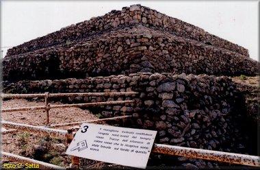 Piramide visitabile sarda: monte d'accoddi