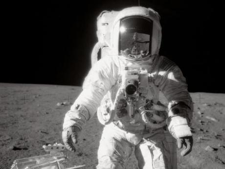 L’astronauta Bean cammina sulla Luna
