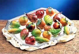 La frutta della Martorana è un tipico dolce siciliano famoso nel mondo, simile al marzapane ma notevolmente più dolce e saporito.