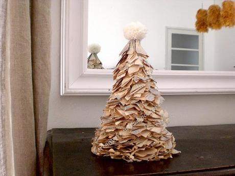 Rotolo carta + libro + glitter = alberello di Natale! Rotolo carta + libro + glitter = alberello di Natale!