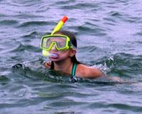 stando a galla facendo snorkeling