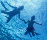 Bambini che fanno snorkeling