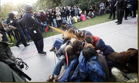273697-pepper-spraying-cop 273697-pepper-spraying-cop