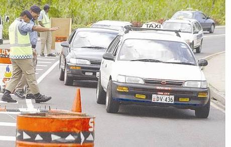 Polizia controlla il traffico stradale a Fiji