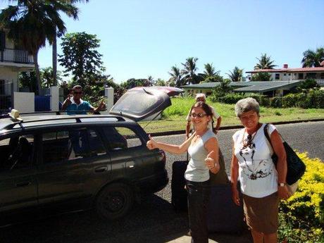 Anna ed i suoi genitori pronti a prendere un taxi per andare a Lautoka
