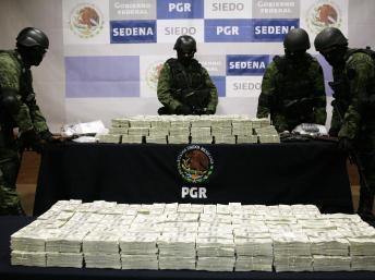 Una montagna di dollari (15 milioni) sequestrati dalla polizia su un auto a Tijuana. Erano del “cartello” di Sinaloa