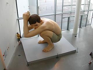 La scultura iperrealista di Ron Mueck