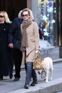 Dalila Di Lazzaro la bellissima diva dagli occhi azzurri a spasso per Milano con il suo cane.