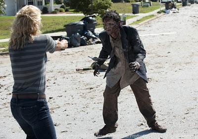 Andrea mette a frutto le lezioni di tiro con il suo primo bersaglio (morto)vivente The Walking Dead, entriamo nel sesto episodio