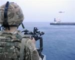 Militari pattugliano un tratto di mare in una immagine di archivio