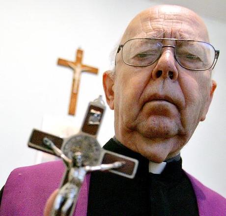 lesorcista-padre-amorth-fare-yoga-e-satanico--L-Ry3gHa.jpeg