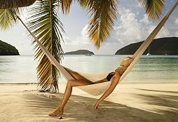 Una ragazza in completo relax su una spiaggia delle isole Fiji