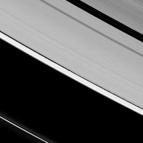 Wavy shadows_Saturn L’influenza dei satelliti di Saturno sui suoi anelli