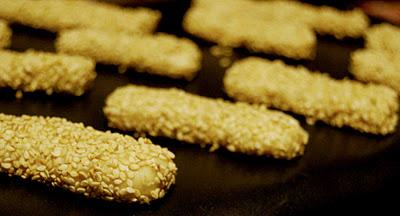 Spuntino notturno: Biscottini ricoperti di semi di sesamo