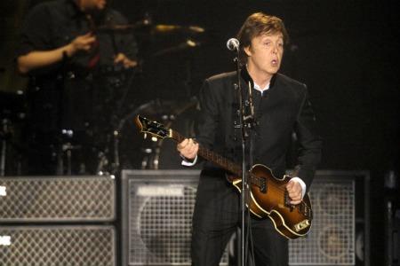 paulmcartney Paul McCartney applaudito a Bologna